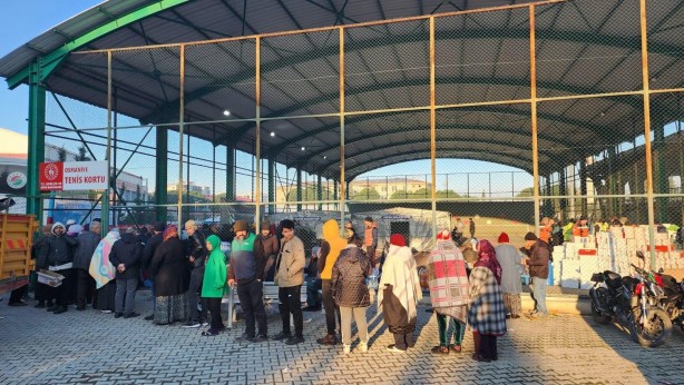 Foto - Deprem bölgesine 6 sahra mutfağı kurdu