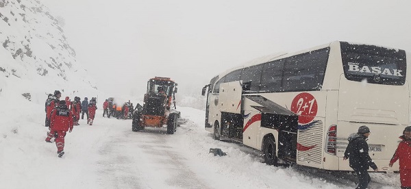 Foto - Deprem bölgesine gidenler karda mahsur kaldı
