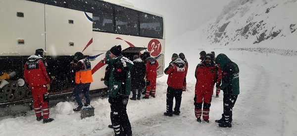 Foto - Deprem bölgesine gidenler karda mahsur kaldı