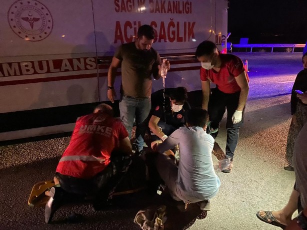 Foto - Deprem bölgesine giderken kazaya müdahale ettiler: 6 yaralı