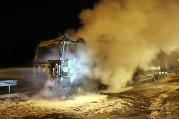 Foto - Deprem bölgesine iş makinesi götürüyordu... Birden alev aldı