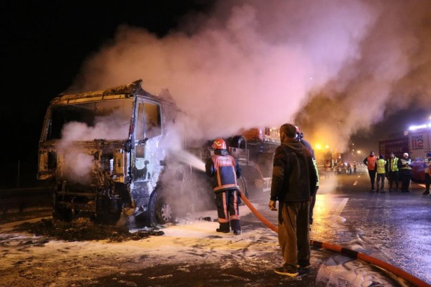 Foto - Deprem bölgesine iş makinesi götürüyordu... Birden alev aldı