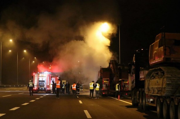 Foto - Deprem bölgesine iş makinesi götürüyordu... Birden alev aldı