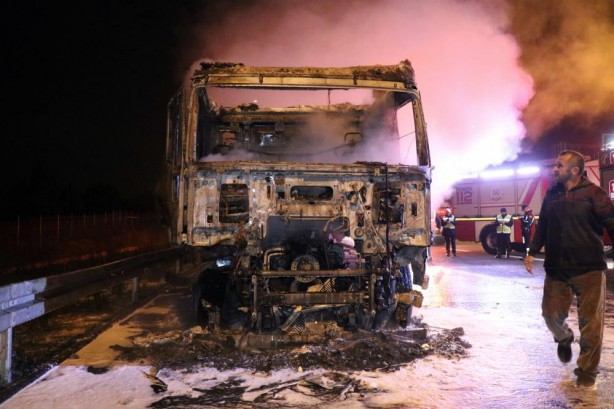 Foto - Deprem bölgesine iş makinesi götürüyordu... Birden alev aldı