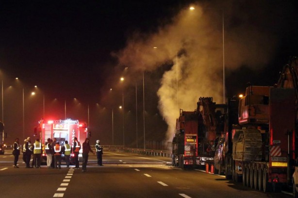 Deprem bölgesine iş makinesi götürüyordu... Birden alev aldı