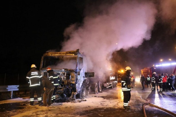 Foto - Deprem bölgesine iş makinesi götürüyordu... Birden alev aldı
