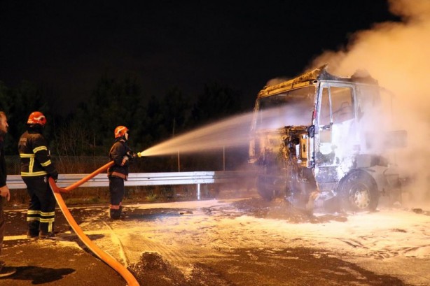 Foto - Deprem bölgesine iş makinesi götürüyordu... Birden alev aldı