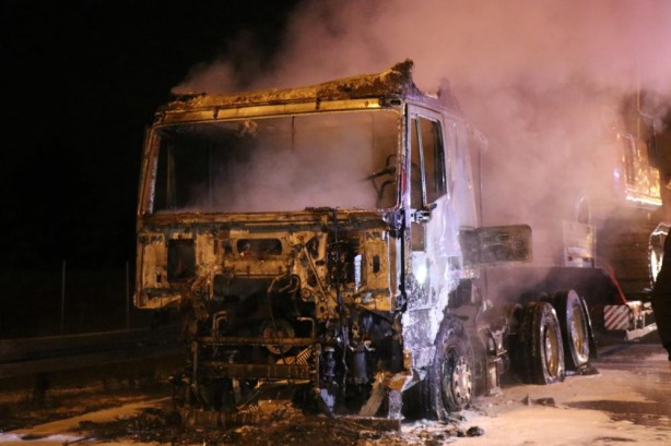 Foto - Deprem bölgesine iş makinesi götürüyordu... Birden alev aldı