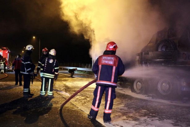 Foto - Deprem bölgesine iş makinesi götürüyordu... Birden alev aldı