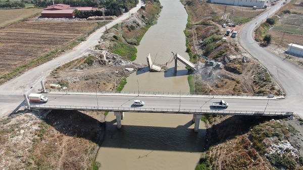 Foto - Deprem bu köprüyü domino taşı gibi yıktı!