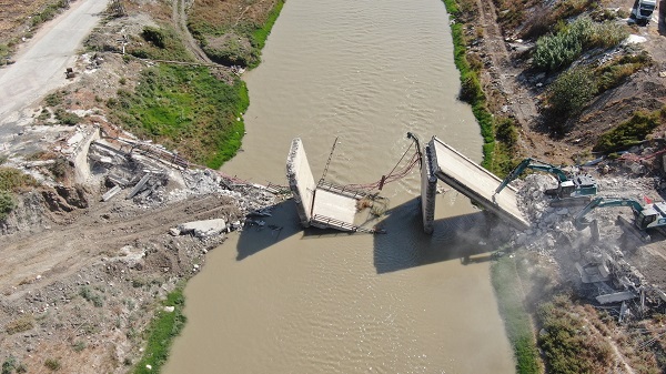 Foto - Deprem bu köprüyü domino taşı gibi yıktı!