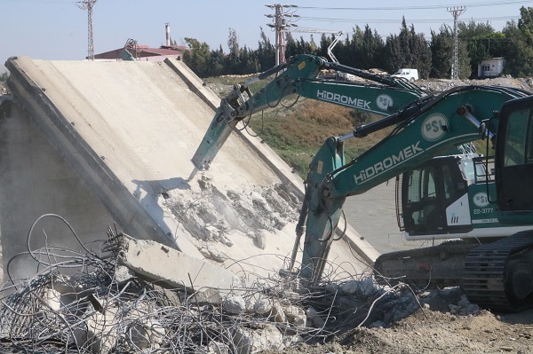 Foto - Deprem bu köprüyü domino taşı gibi yıktı!