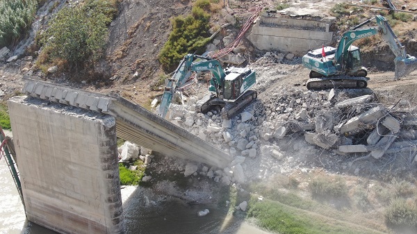 Foto - Deprem bu köprüyü domino taşı gibi yıktı!