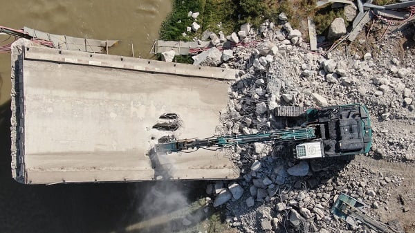 Foto - Deprem bu köprüyü domino taşı gibi yıktı!