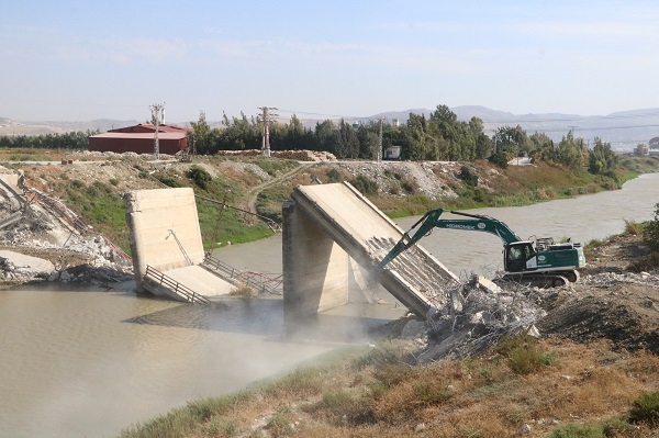Foto - Deprem bu köprüyü domino taşı gibi yıktı!