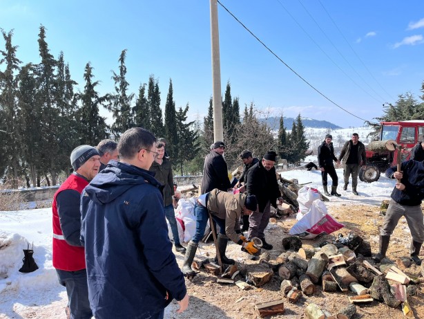 Foto - Deprem çadırlarına sobalar Metal’den, odunlar köylülerden