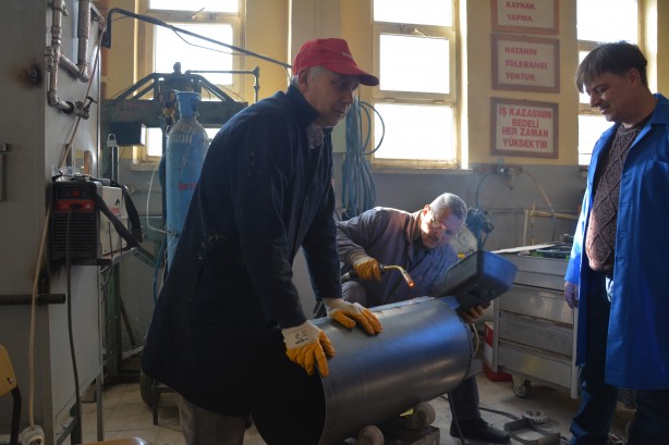 Foto - Deprem çadırlarına sobalar Metal’den, odunlar köylülerden