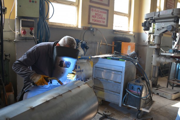 Deprem çadırlarına sobalar Metal’den, odunlar köylülerden