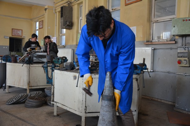 Foto - Deprem çadırlarına sobalar Metal’den, odunlar köylülerden