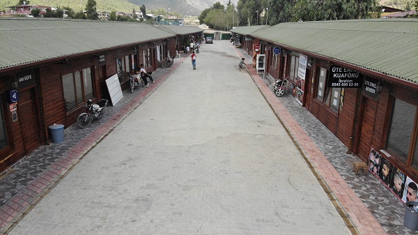 Deprem çarşısında hayat mücadelesi