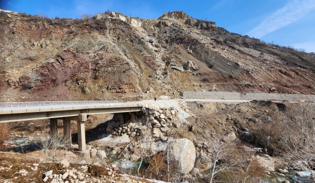 Foto - Deprem dağdan kopan dev kayaları yollara taşıdı