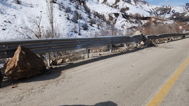 Foto - Deprem dağdan kopan dev kayaları yollara taşıdı