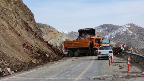 Foto - Deprem dağdan kopan dev kayaları yollara taşıdı