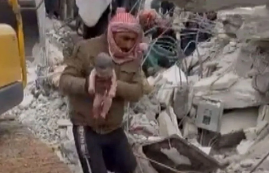 Foto - Deprem enkazından çıkarılmıştı! Dünya bu bebeği istiyor