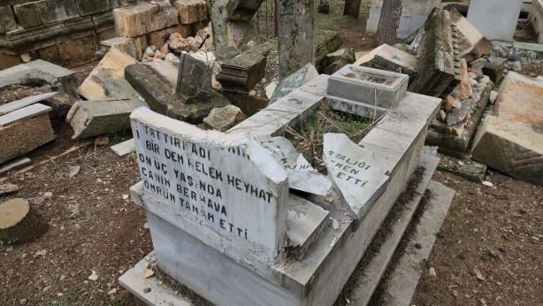 Foto - Deprem kabristanı da vurdu! Onlarca kabir tahrip oldu