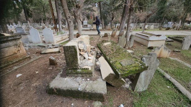 Foto - Deprem kabristanı da vurdu! Onlarca kabir tahrip oldu