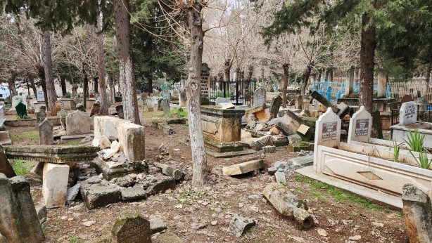 Deprem kabristanı da vurdu! Onlarca kabir tahrip oldu