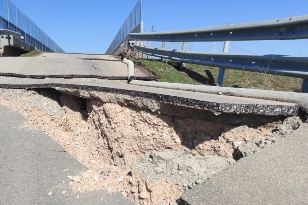 Deprem, karayollarını da yerle bir etti!