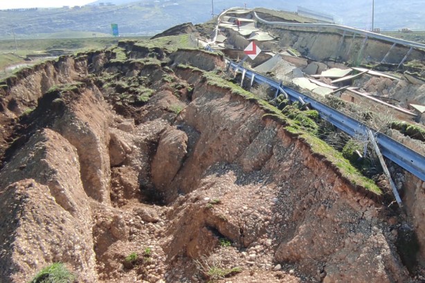 Foto - Deprem, karayollarını da yerle bir etti!
