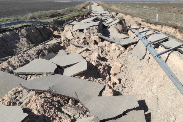 Foto - Deprem, karayollarını da yerle bir etti!