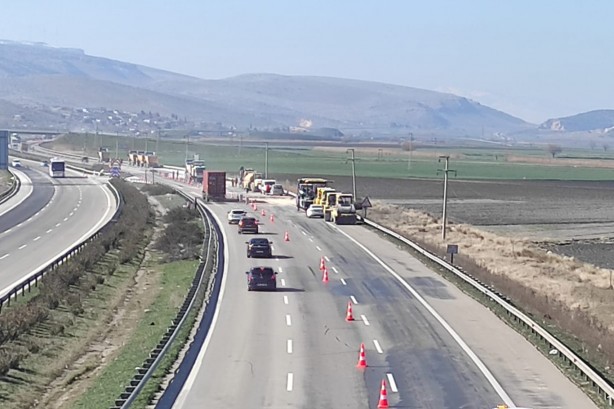 Foto - Deprem, karayollarını da yerle bir etti!
