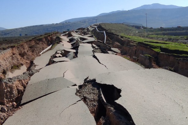 Foto - Deprem, karayollarını da yerle bir etti!