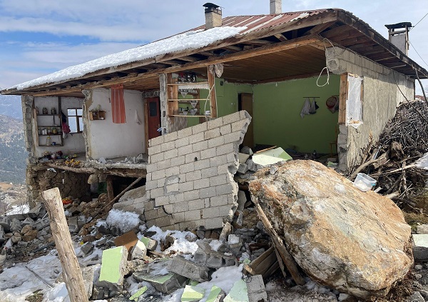 Foto - Deprem kırsalı böyle etkiledi | Dağdan kopan kayalar faciaya yol açtı! 