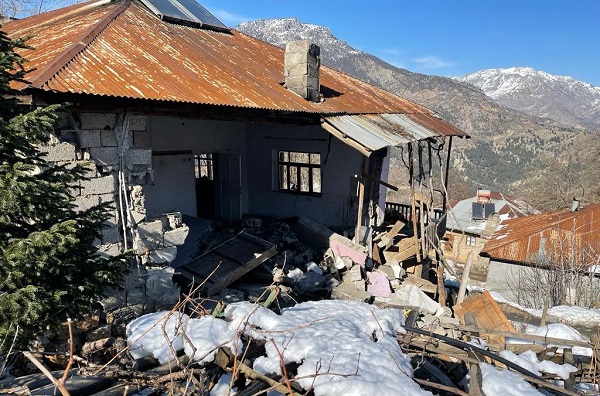 Foto - Deprem kırsalı böyle etkiledi | Dağdan kopan kayalar faciaya yol açtı! 