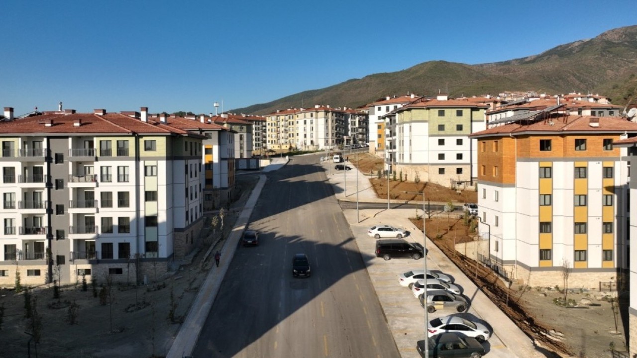 Foto - Felaketin izleri siliniyor: Deprem konutları için 36 milyar liralık yol yatırımı!