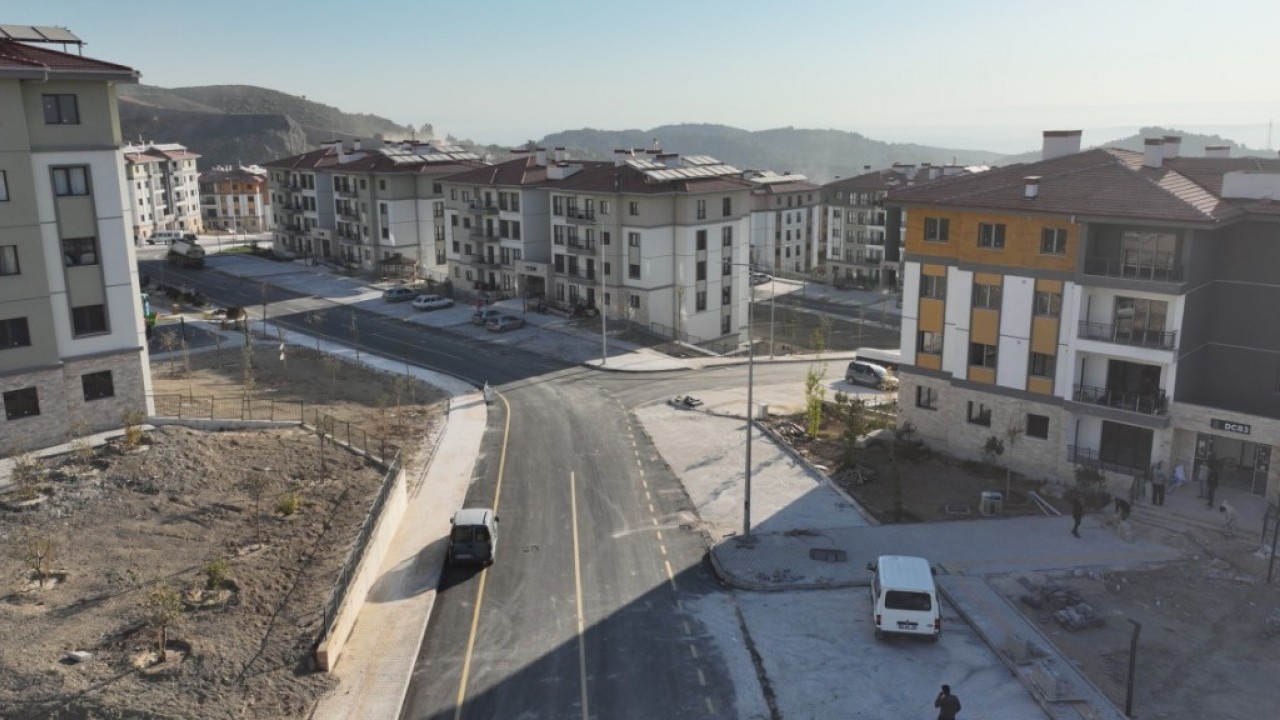 Foto - Felaketin izleri siliniyor: Deprem konutları için 36 milyar liralık yol yatırımı!