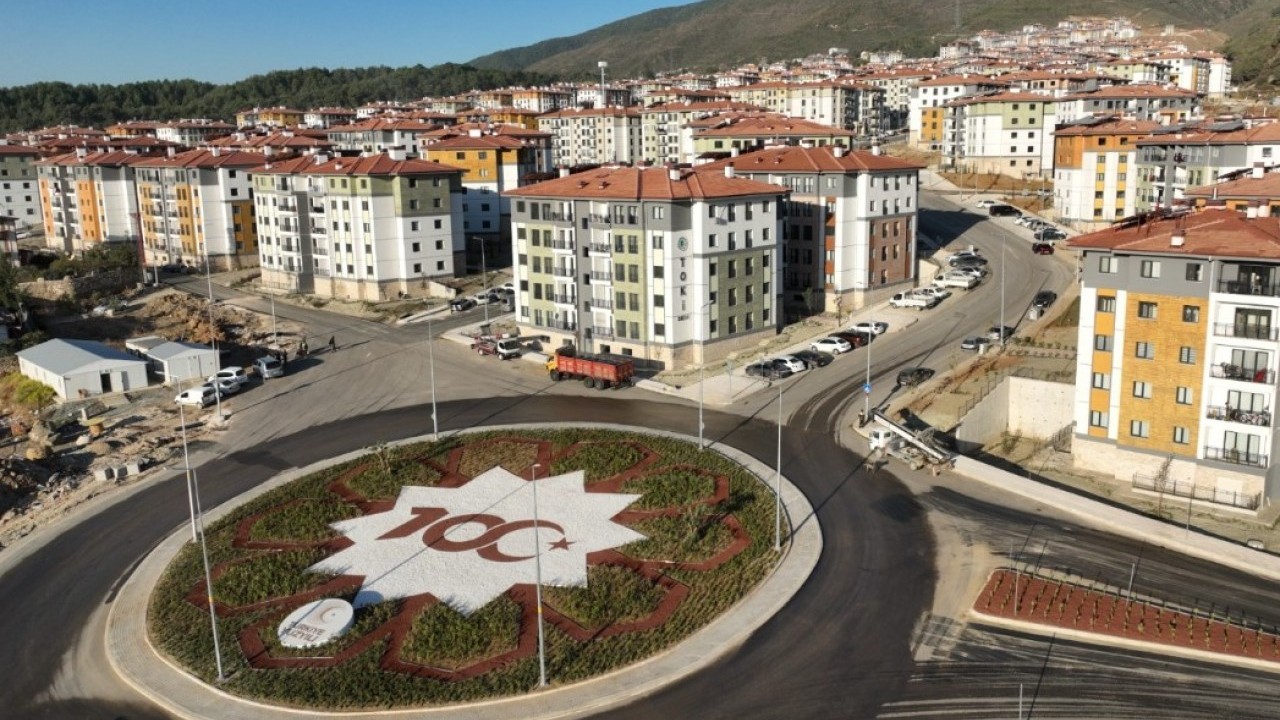 Foto - Felaketin izleri siliniyor: Deprem konutları için 36 milyar liralık yol yatırımı!