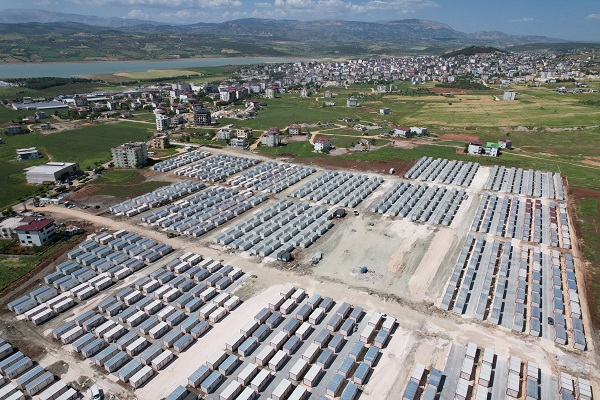 Foto - Deprem konutları yükseliyor! Binaların çatıları bile ortaya çıktı