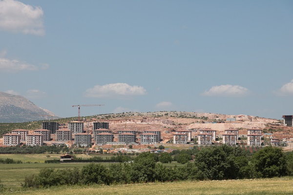 Foto - Deprem konutları yükseliyor! Binaların çatıları bile ortaya çıktı