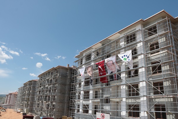 Foto - Deprem konutları yükseliyor! Binaların çatıları bile ortaya çıktı