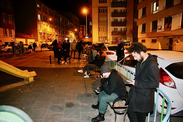 Foto - Deprem paniğiyle vatandaşlar sokaklarda sabahladı!