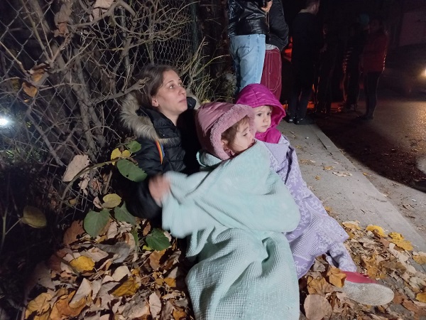 Foto - Deprem paniğiyle vatandaşlar sokaklarda sabahladı!