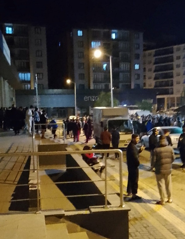 Foto - Deprem paniğiyle vatandaşlar sokaklarda sabahladı!