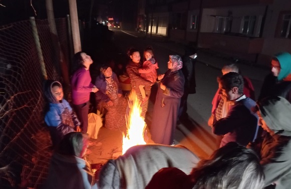 Deprem paniğiyle vatandaşlar sokaklarda sabahladı!