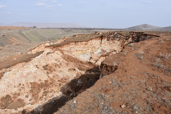 Foto - Deprem sırasında oluştu! Devasa yarık havadan görüntülendi