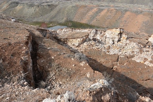Foto - Deprem sırasında oluştu! Devasa yarık havadan görüntülendi